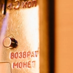 Винтажный самолет среди облаков в стиле игрового слота Sky Bounty