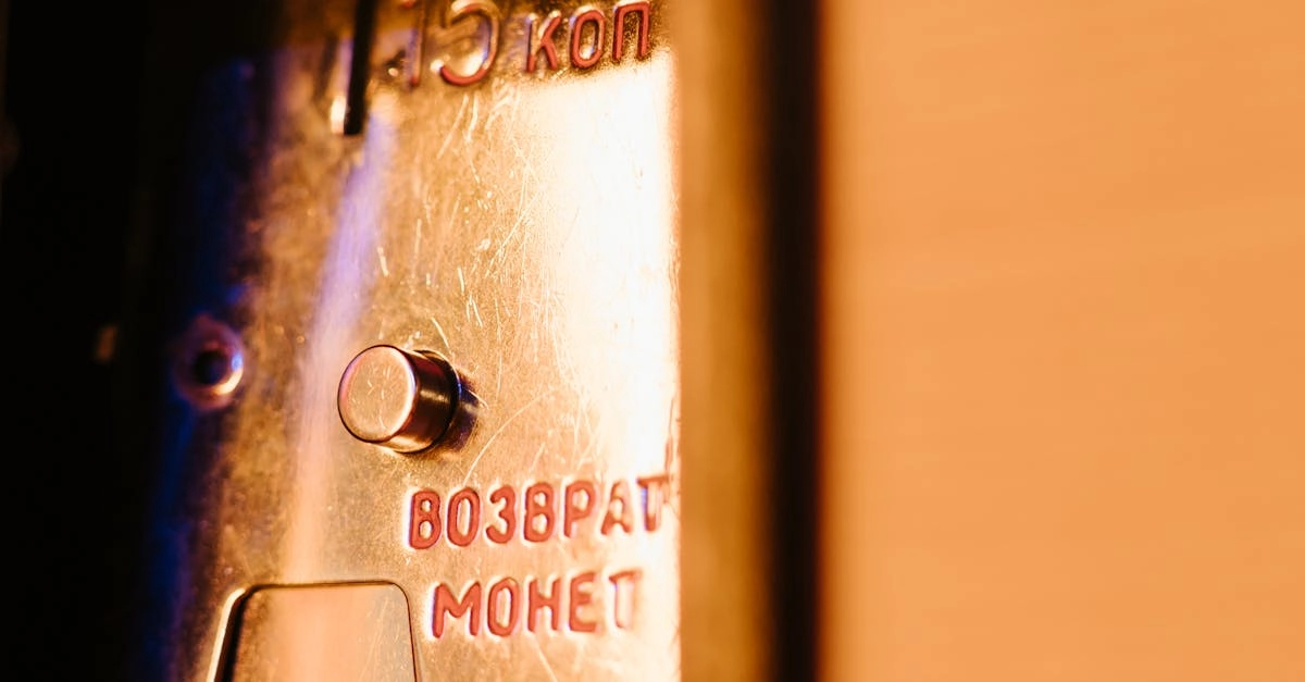 Винтажный самолет среди облаков в стиле игрового слота Sky Bounty