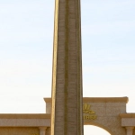 Величественный Зевс на фоне золотых врат Олимпа с молниями