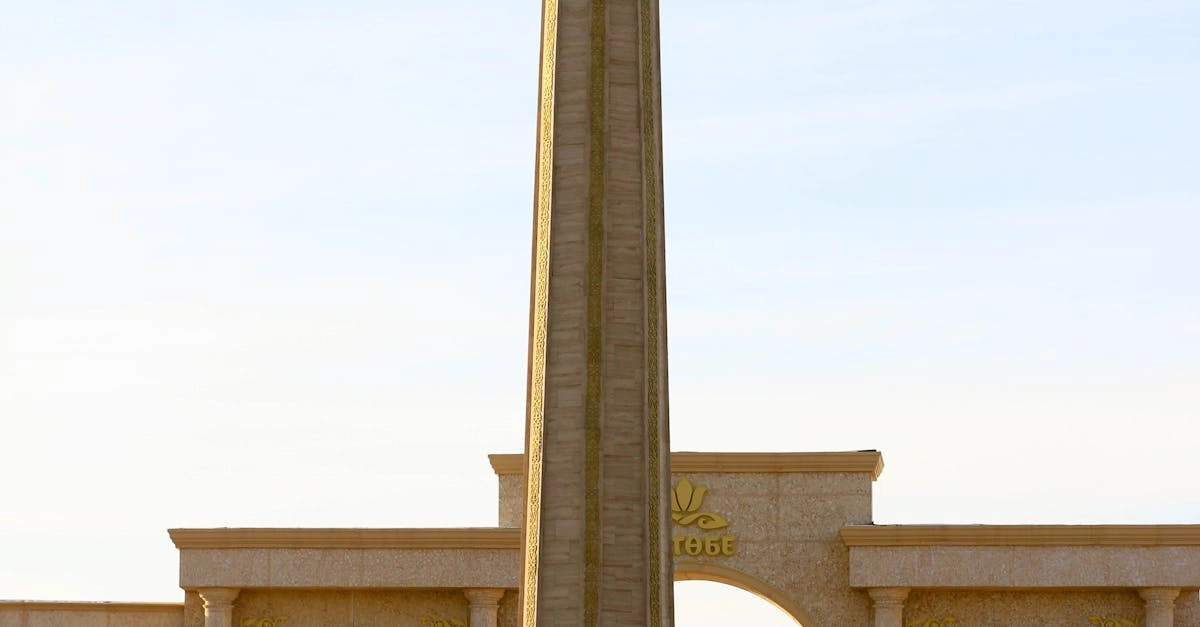 Величественный Зевс на фоне золотых врат Олимпа с молниями