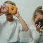 Красочные символы игрового автомата Sugar Rush 1000 с конфетами и множителями